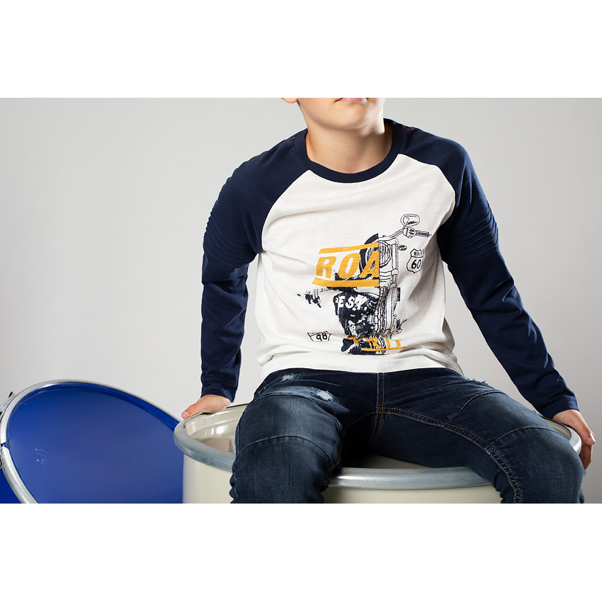 Παιδικά - Δίχρωμη μπλούζα με μανίκια ρεγκλάν με στάμπα με διακοσμητικό σχέδιο 