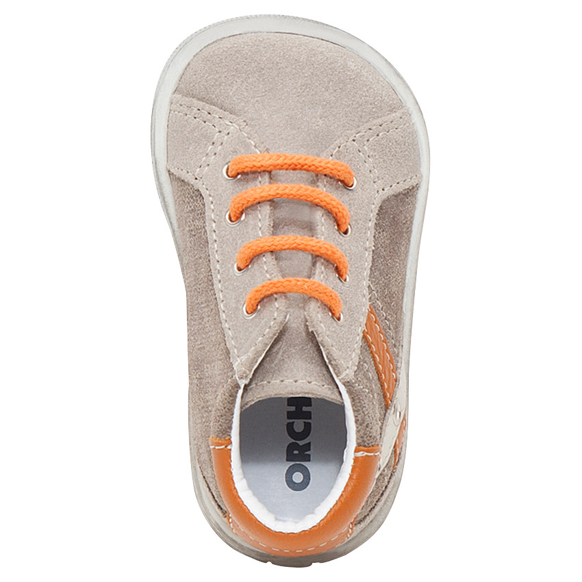 Δερμάτινα μποτάκια με κορδόνια και φάσες και κορδόνια σε χρώμα που κάνει αντίθεση 