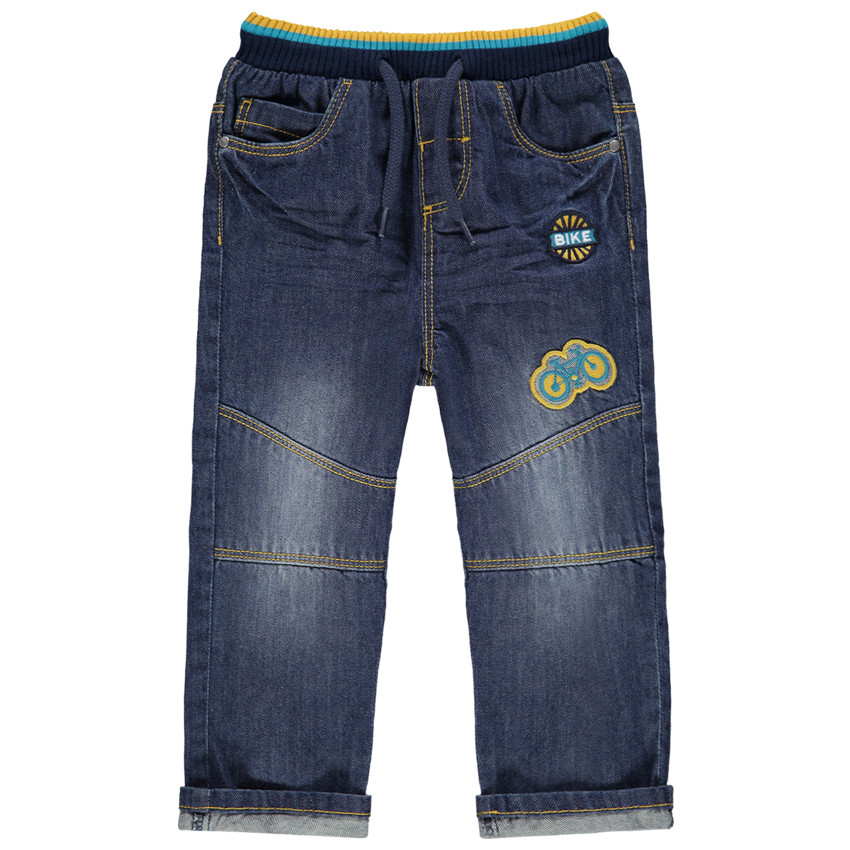 Τζιν με used όψη, λάστιχο στη μέση και απλικέ σήματα 