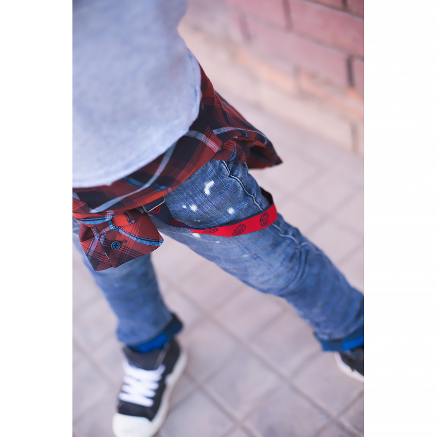 Τζιν με used όψη, επένδυση με καρό φανέλα και αφαιρούμενες τιράντες 