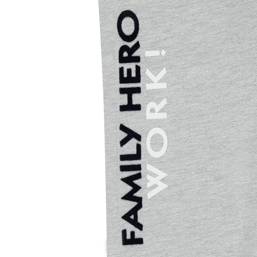 Φόρμα από δίχρωμη φανέλα με σήματα και στάμπες 