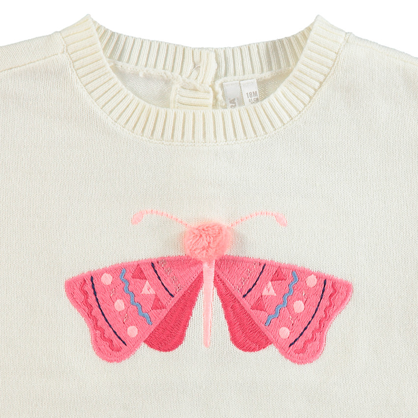 Λεπτό πλεκτό με βολάν στη μανικοκόλληση και κεντημένη πεταλούδα 