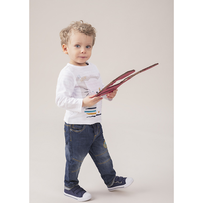 Τζιν με used όψη, λάστιχο στη μέση και απλικέ σήματα 