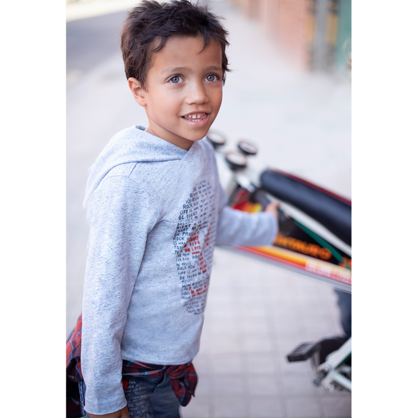 Μακρυμάνικη μπλούζα με κουκούλα και στάμπα νεκροκεφαλή 