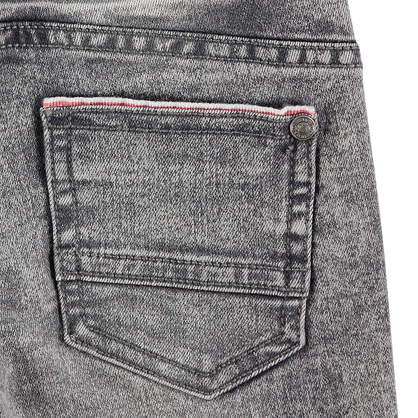 Τζιν σε γραμμή skinny με φθαρμένη και τσαλακωμένη όψη 