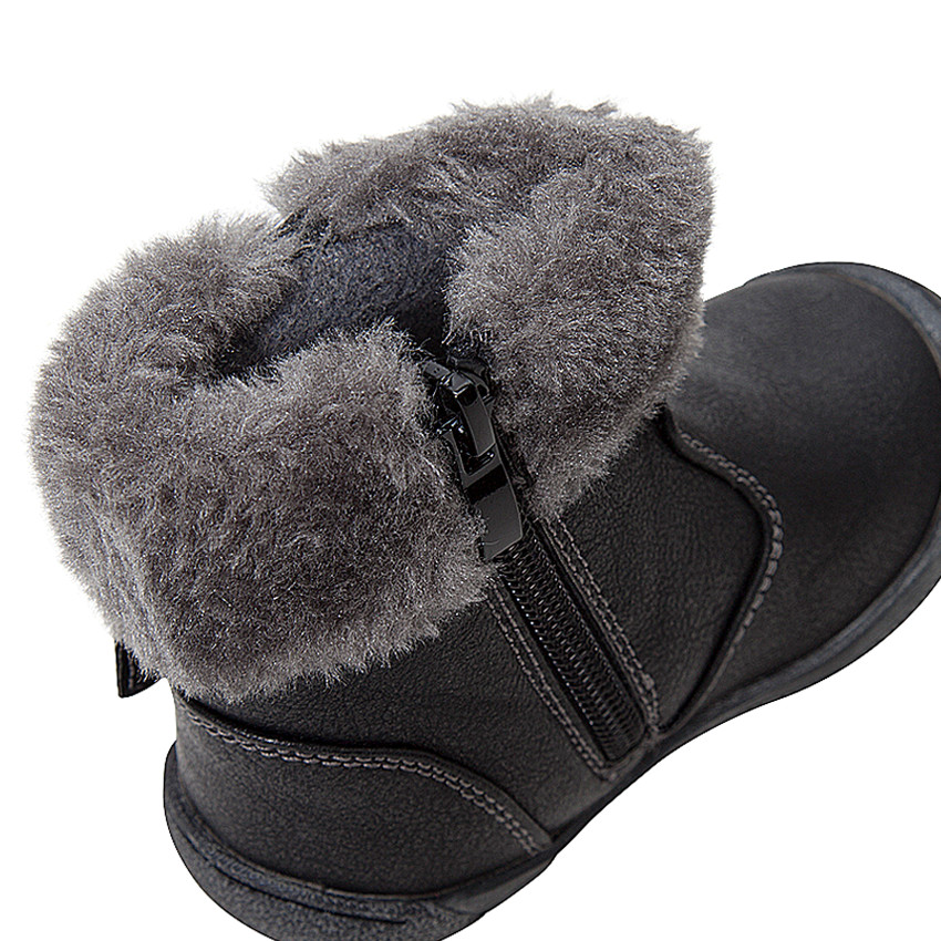 Ασημί μποτάκια με καρδούλες και συνθετική γούνα στο άνοιγμα 