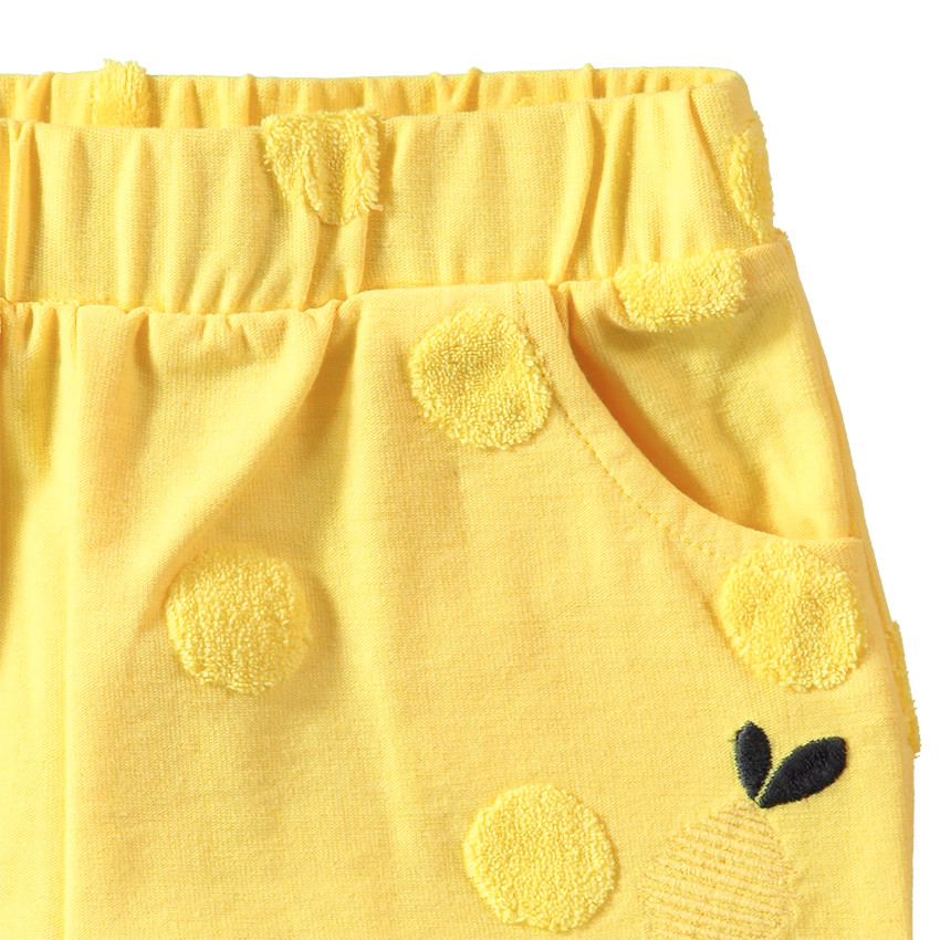 Σύνολο αμάνικη ζέρσεϊ μπλούζα με τυπωμένο μήνυμα και κίτρινη βερμούδα με πουά 