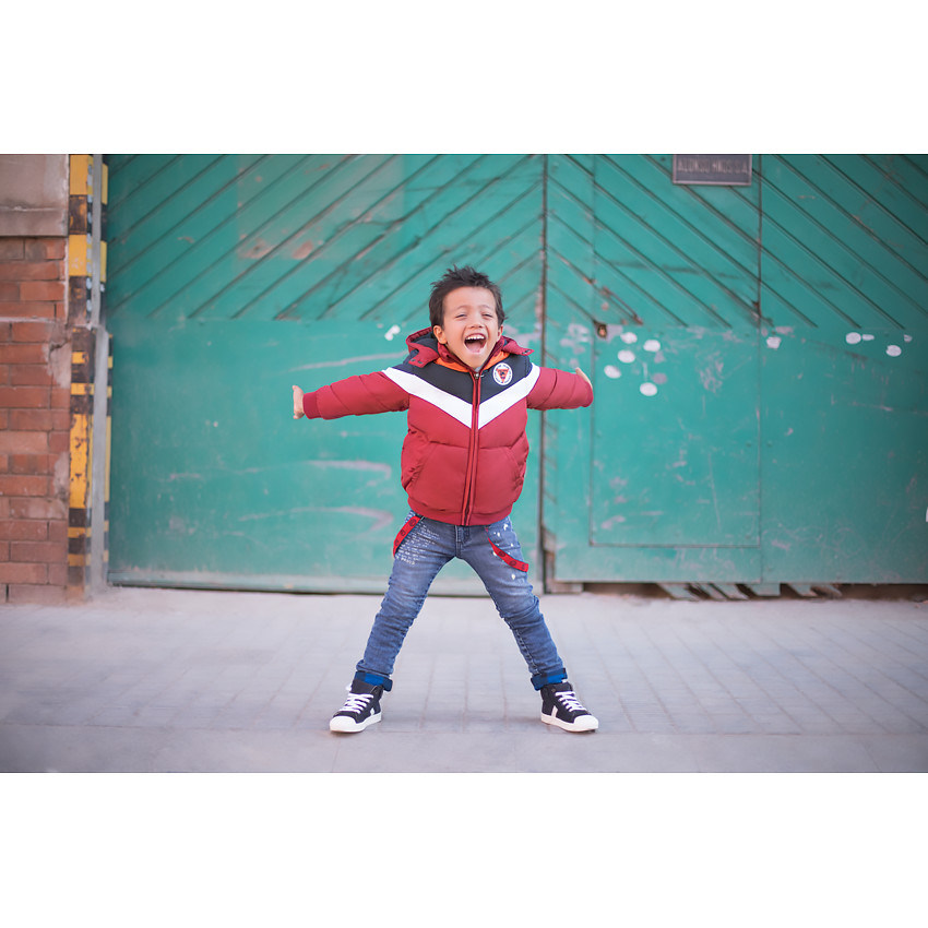 Τζιν με used όψη, επένδυση με καρό φανέλα και αφαιρούμενες τιράντες 