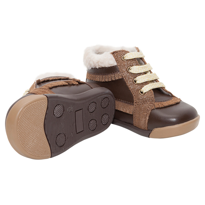 Δερμάτινα σουέτ μποτάκια με μεταλλιζέ κρόσσια   