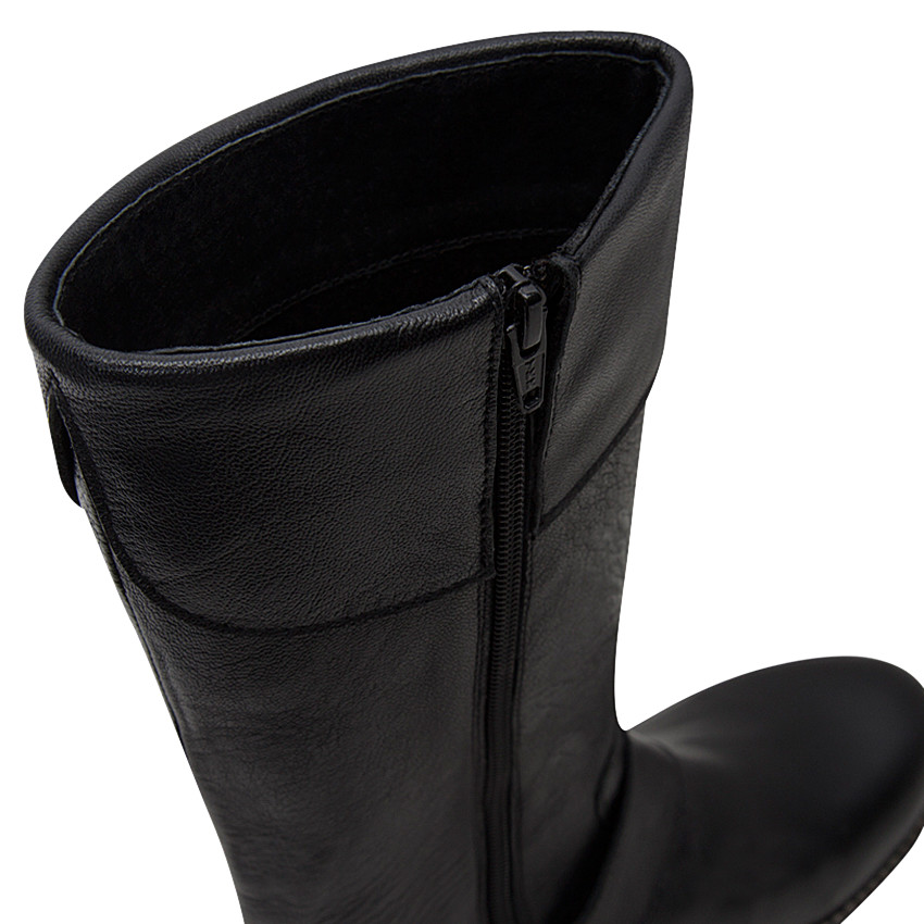 Δερμάτινες μαύρες μπότες με διακοσμητική αγκράφα και ρεβέρ 