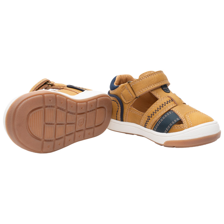 Baskets ajourées à touches de marine 