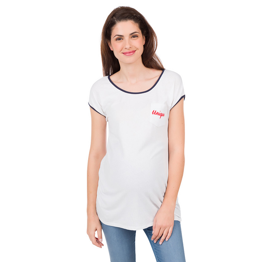 Κοντομάνικη μπλούζα με τσέπη και κεντημένη φράση 