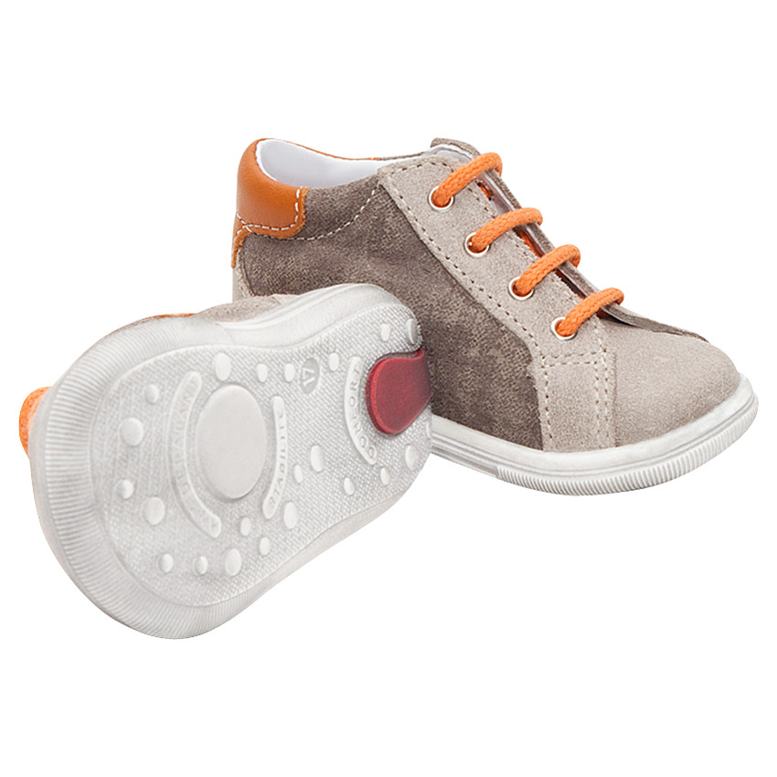 Δερμάτινα μποτάκια με κορδόνια και φάσες και κορδόνια σε χρώμα που κάνει αντίθεση 