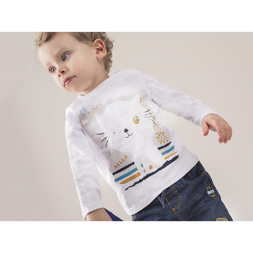 Τζιν με used όψη, λάστιχο στη μέση και απλικέ σήματα 