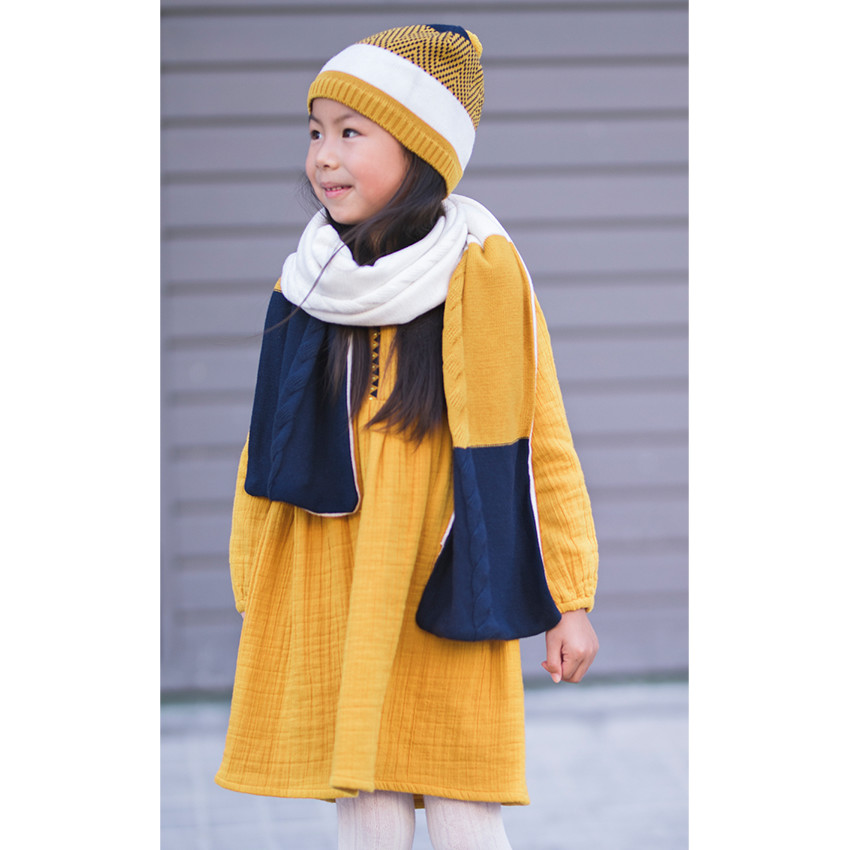 Σύνολο με πλεκτό σκούφο και κασκόλ με ζακάρ μοτίβα 