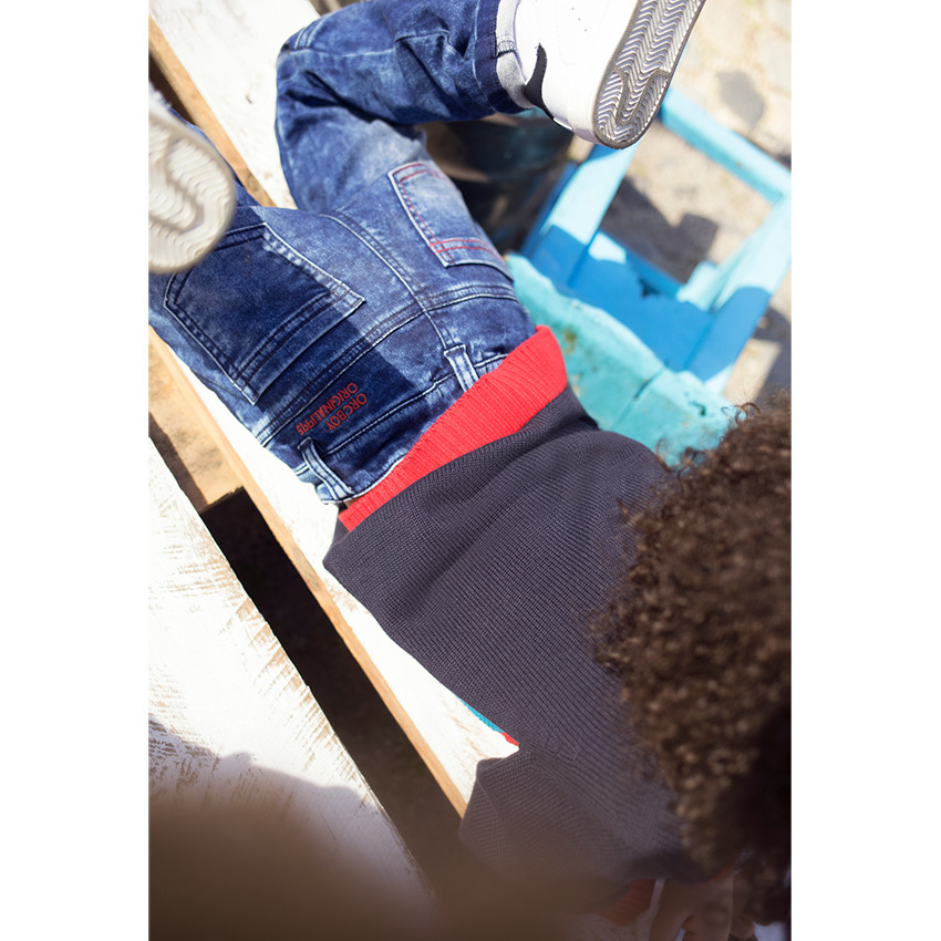 Πλεκτό πουλόβερ με αντιθέσεις και φερμουάρ μπροστά 