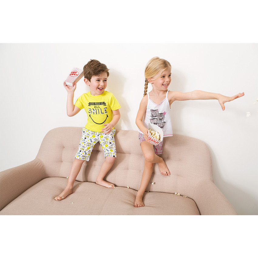 Πιτζάμα με αμάνικο τοπ, σορτς και στάμπα γάτες 