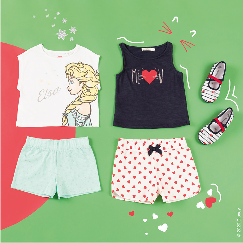 Παντοφλάκια ζέρσεϊ με ρίγες και καρδιές που κάνουν αντίθεση. 