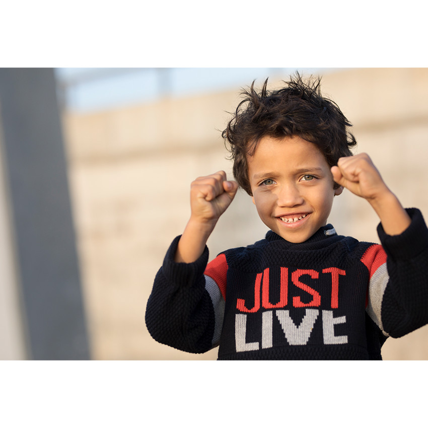 Πλεκτό πουλόβερ με ψηλό λαιμό και φράση ζακάρ 