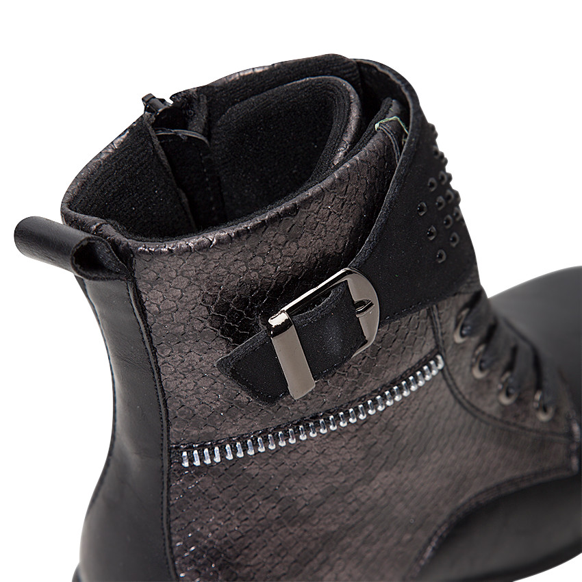 Μαύρες μπότες με εφέ κροκό και διακοσμητικά στρας 