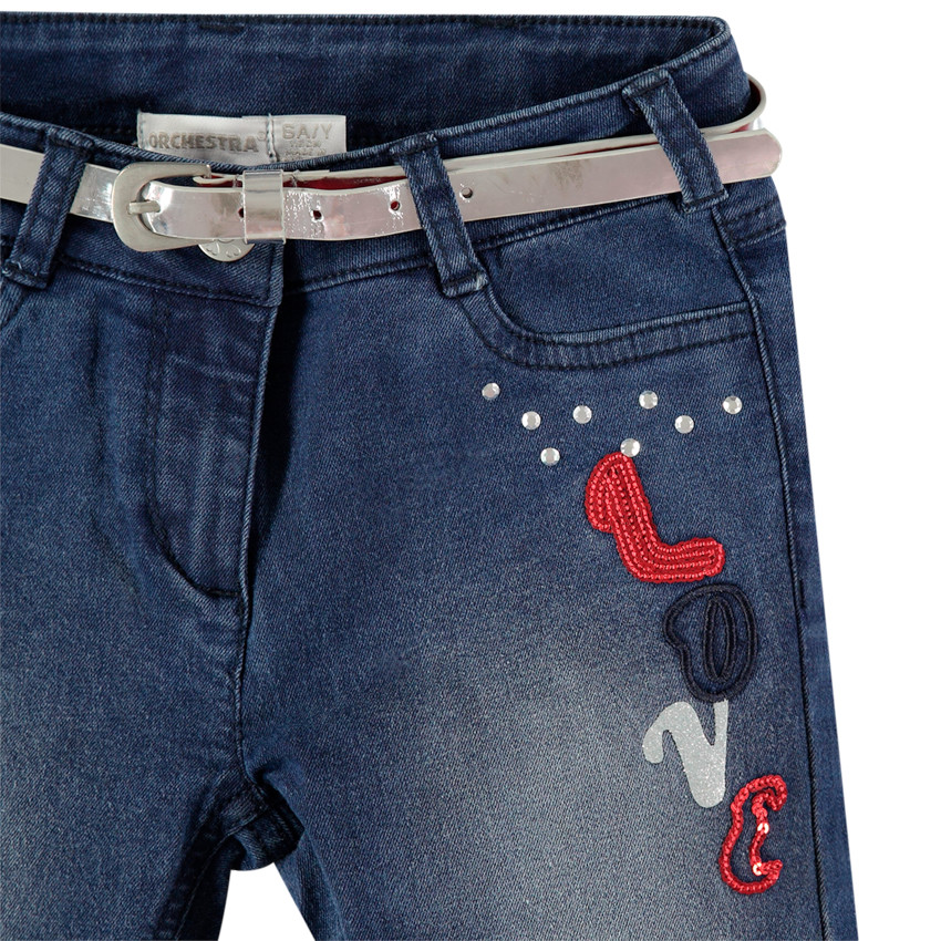 Τζιν με φθαρμένη όψη, κεντήματα και ασημί ζώνη 