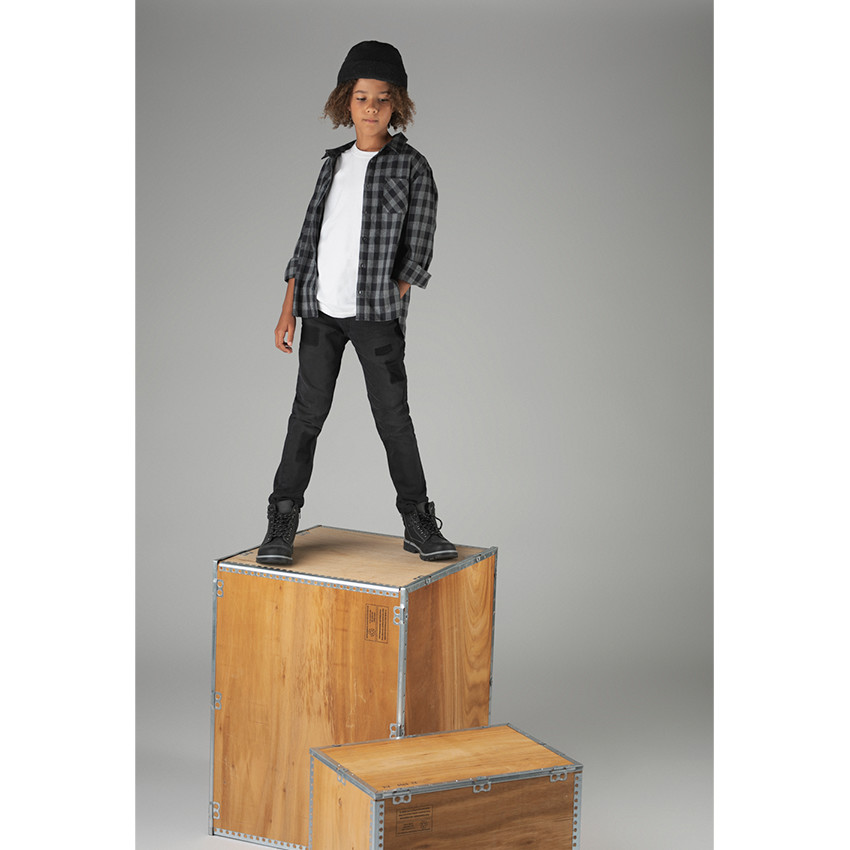 Τζιν με φθαρμένη και τσαλακωμένη όψη και αποτυπώματα μπαλωμάτων 