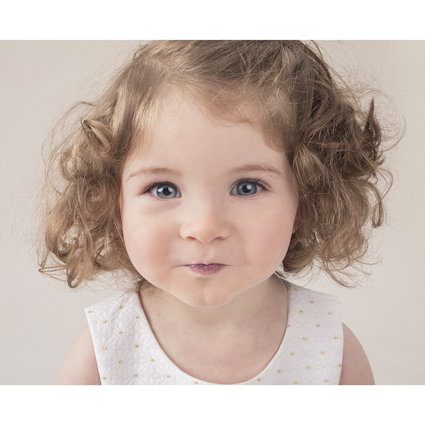 Αμάνικο φόρεμα με χρυσαφί πουά και φιόγκο 