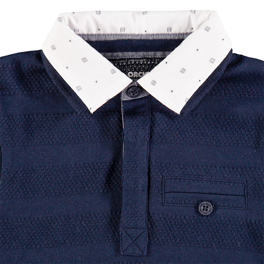 Μακρυμάνικο πόλο με διαφορετικές υφές που σχηματίζουν ρίγες και διπλό γιακά 