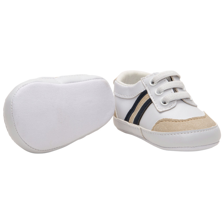 Μαλακά αθλητικά παπούτσια με φάσες και λωρίδες σε αντίθεση 