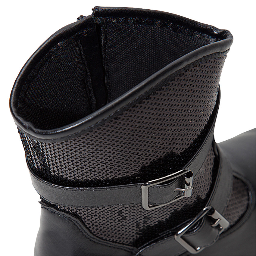 Μαύρα μποτάκια με πούλιες και αγκράφες 