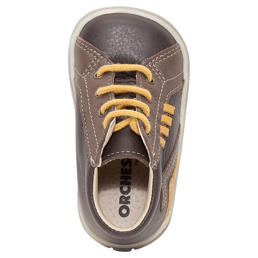 Δερμάτινα μποτάκια σοκολατί με κορδόνια σε χρώμα που κάνει αντίθεση 