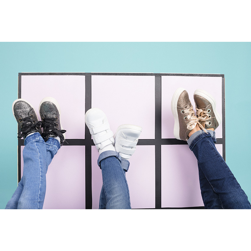 Χαμηλά αθλητικά παπούτσια με πούλιες και σατέν κορδόνια 