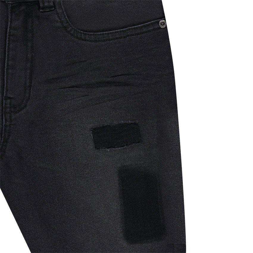 Τζιν με φθαρμένη και τσαλακωμένη όψη και αποτυπώματα μπαλωμάτων 