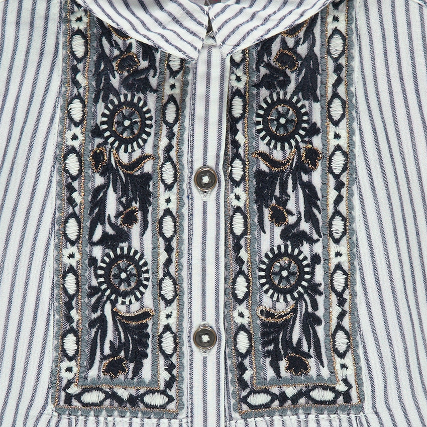 Μακρυμάνικο πουκάμισο με λεπτές ρίγες και κεντήματα 