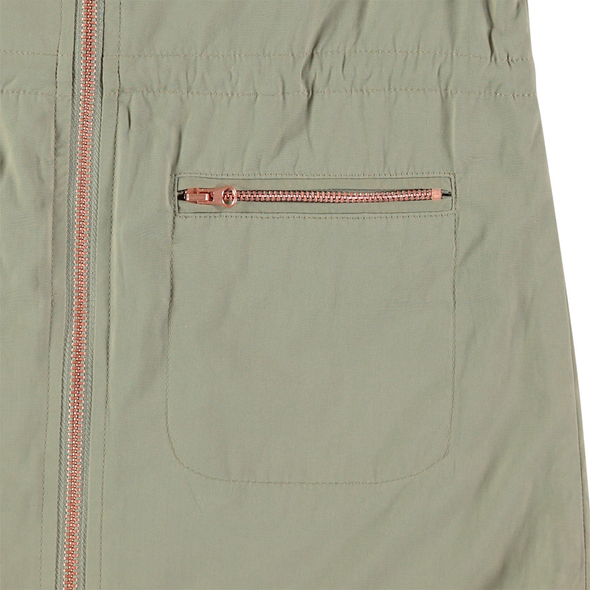 Τζάκετ σε στυλ σαφάρι με φερμουάρ στις τσέπες. 